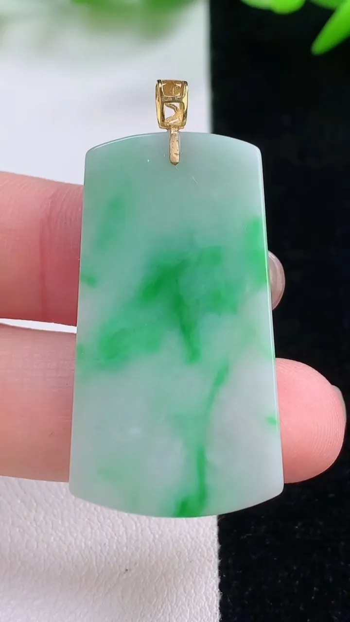 天然A货翡翠无事牌吊坠，尺寸38.7-21-2.3，重量:6.08g
11月30日
