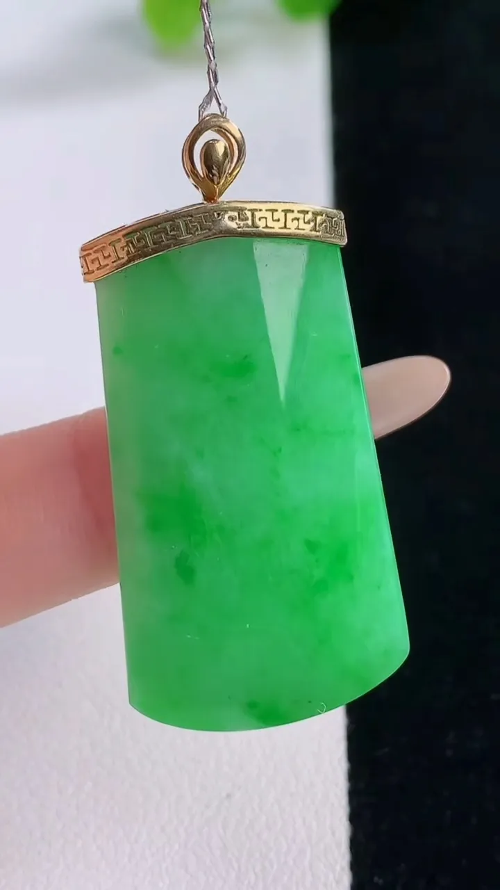 天然A货翡翠无事牌吊坠，尺寸38-20.6-6.4，重量:11.78g
11月30日