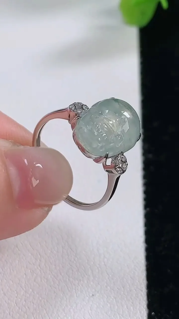 天然A货翡翠种飘花貔貅戒指，尺寸17.2-12-9.7-7.2，重:2.45g2025年11月30日