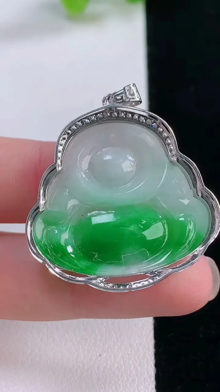 天然A货翡翠佛公吊坠，尺寸34.6-32-6.5，裸石26.4-30.2重量:5.74g
11月30日