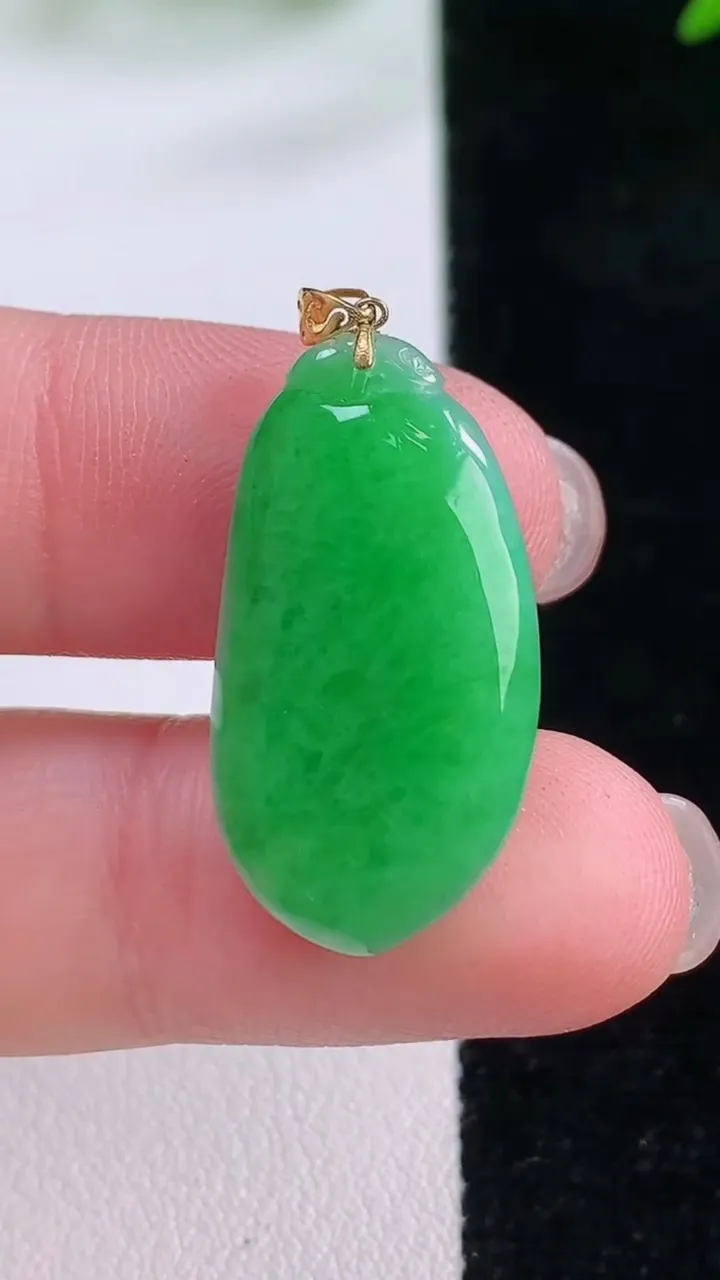 天然A货翡翠福瓜吊坠，尺寸26.7-13.5-5.2，重量:3.70g
11月30日