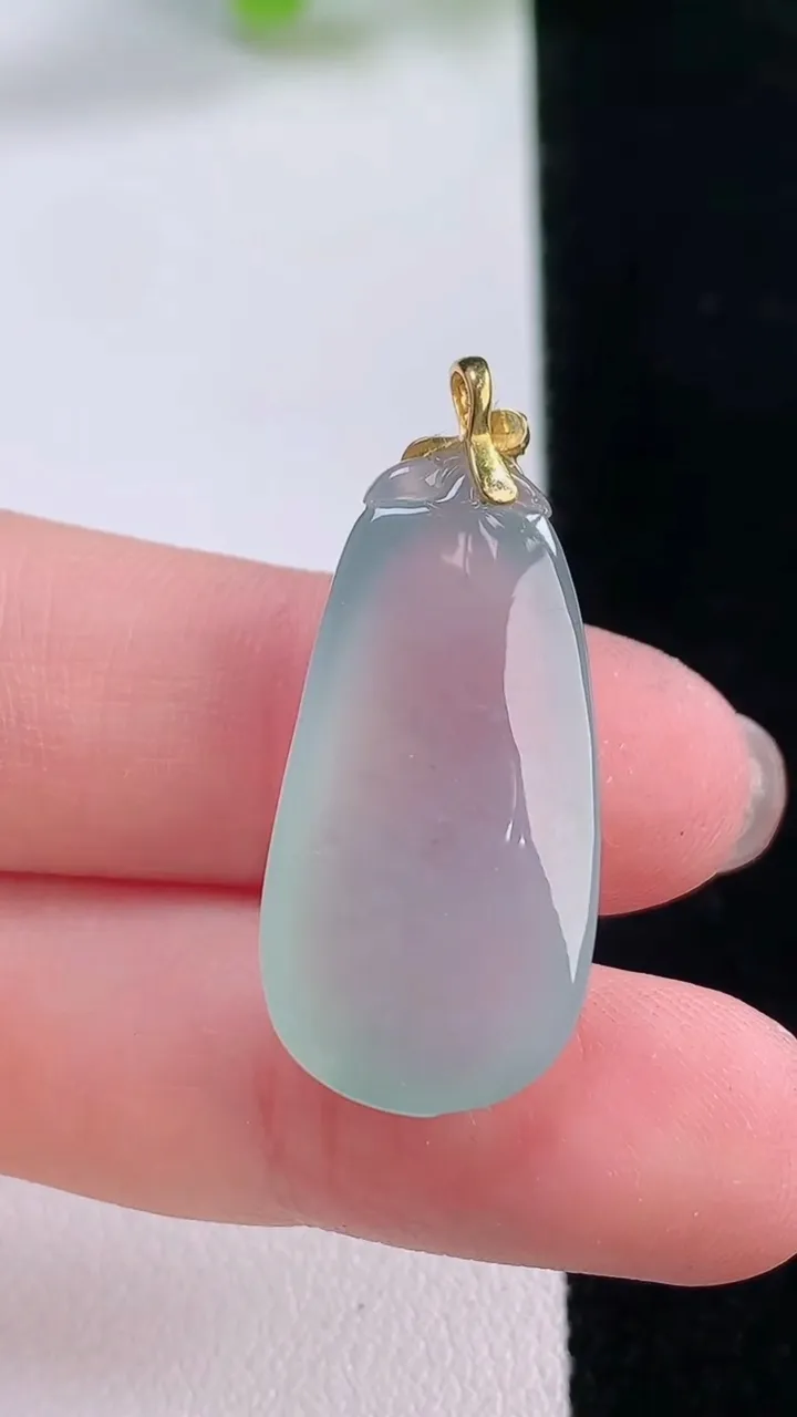 天然A货翡翠种白冰福瓜吊坠，尺寸28-14-7.4，重量:6.08g
11月30日
