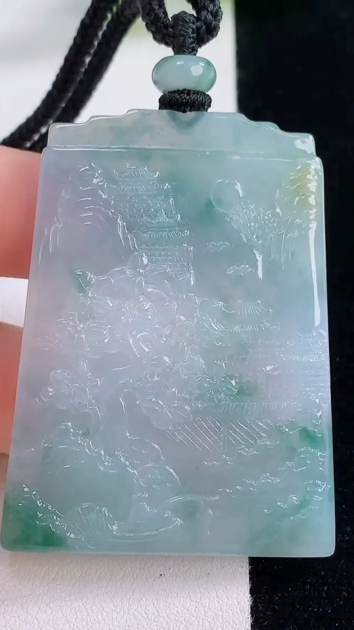 天然A货翡翠牌吊坠，尺寸53.4-38.4-5.3，重量:32.35g
11月30日