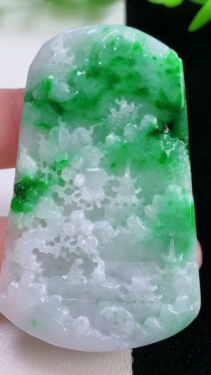 天然A货翡翠山水牌吊坠，尺寸59.4-36.2-5.9，重量:31.48g
11月30日