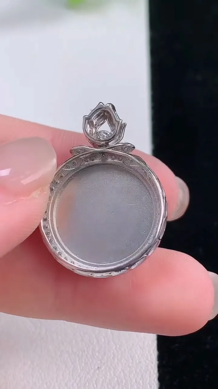 天然A货翡翠无事牌吊坠，尺寸27.3-19.7-5.8，裸石15.8重量:4.34g
11月30日