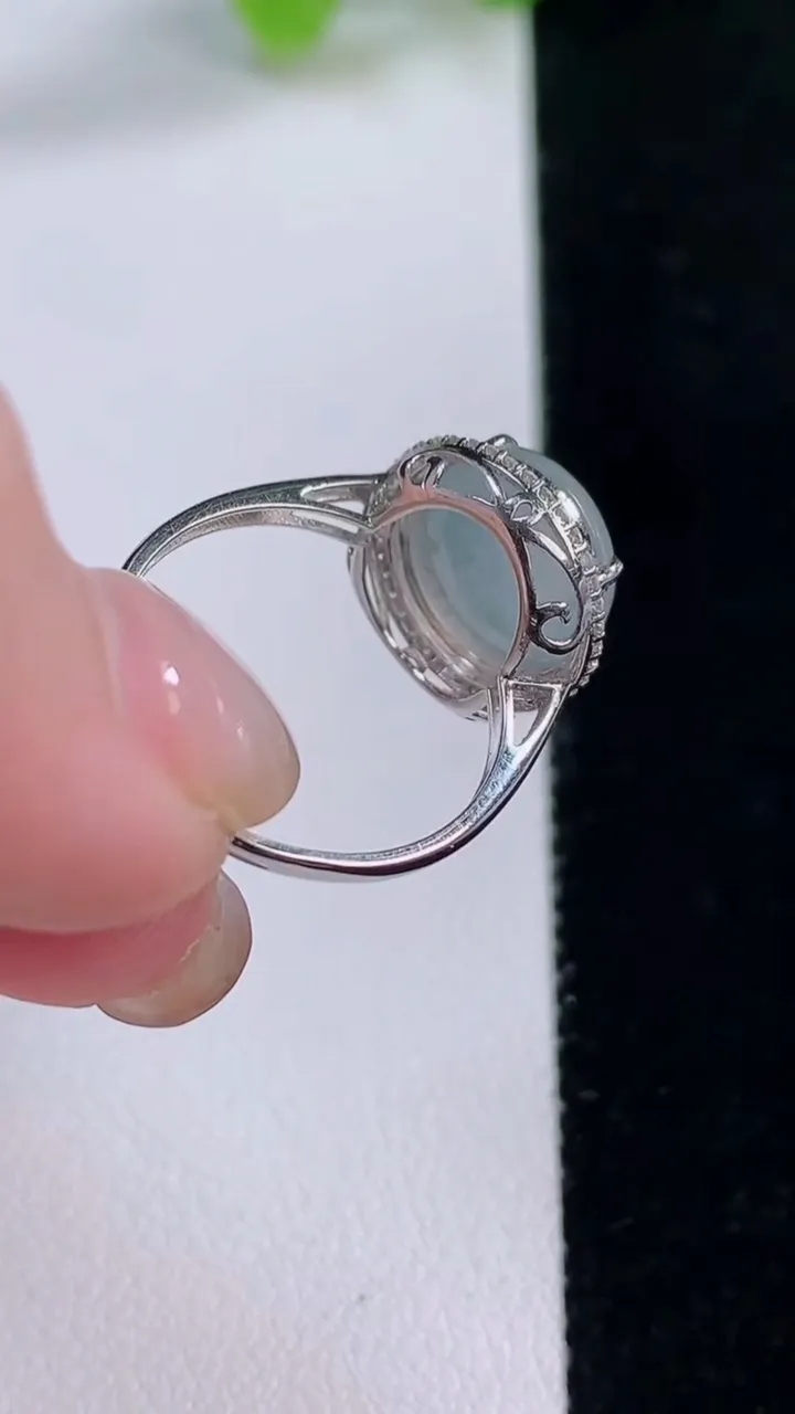 天然A货翡翠种白冰蛋面戒指，尺寸17.4-11-10.3-8.3，重量:2.54g2025年11月30日
工厂直销收藏佳品,种好水足，色泽均匀，有种有色，上手高大气！