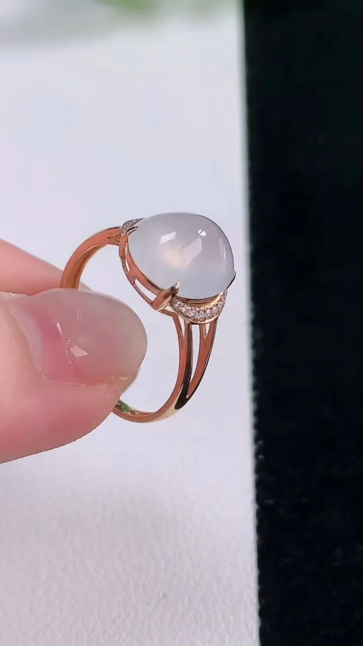天然A货翡翠种白冰蛋面戒指，尺寸17.8-11-9.4-6.5，重量:2.15g2025年11月30日
工厂直销收藏佳品,种好水足，色泽均匀，有种有色，上手高大气！