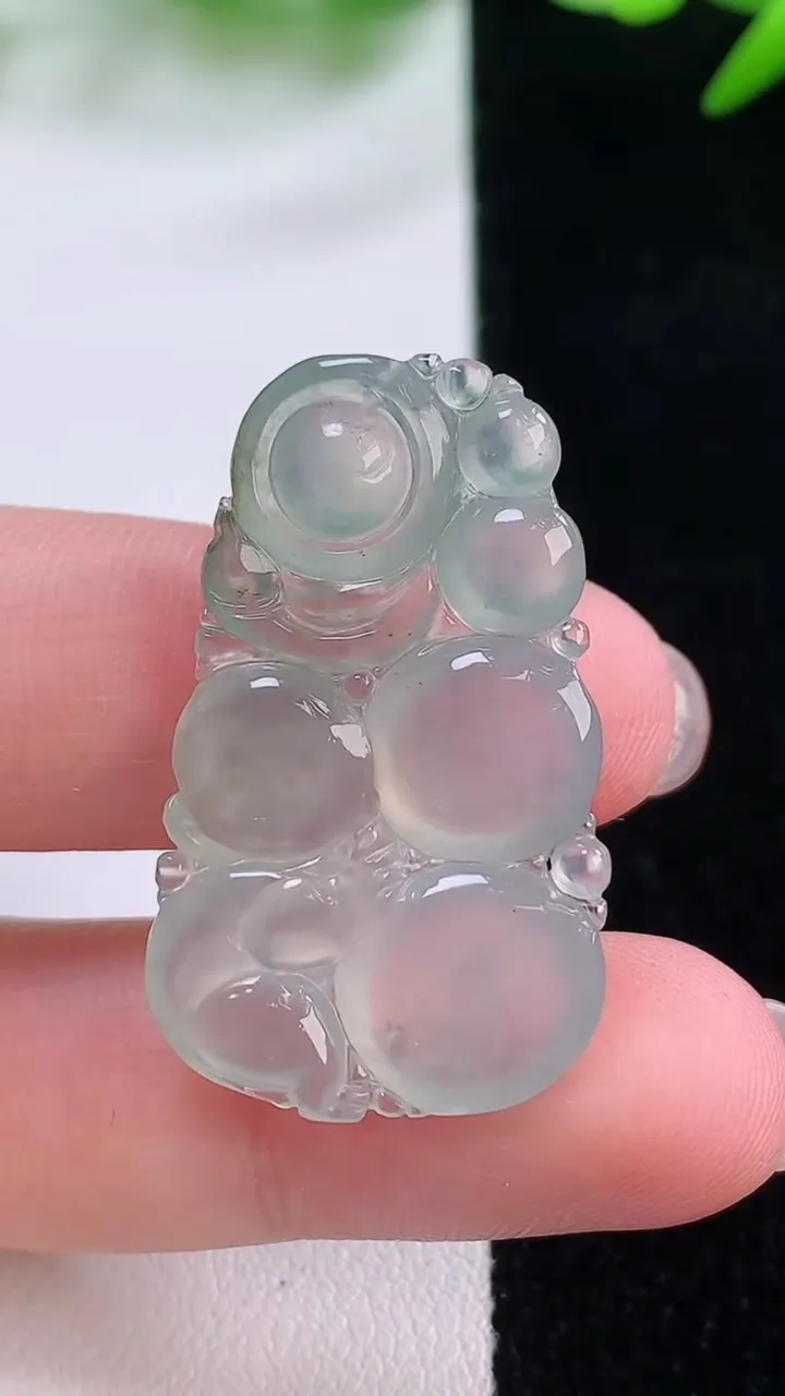 天然A货翡翠生肖猴吊坠，尺寸33.5-20.2-4.9，重量:5.53g
11月30日