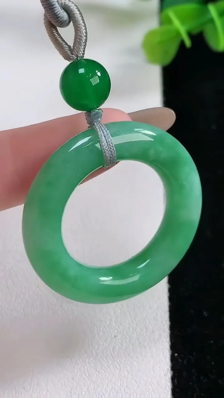 天然A货翡翠平安环吊坠，尺寸34.3-6.6，重:10.04g
11月30日