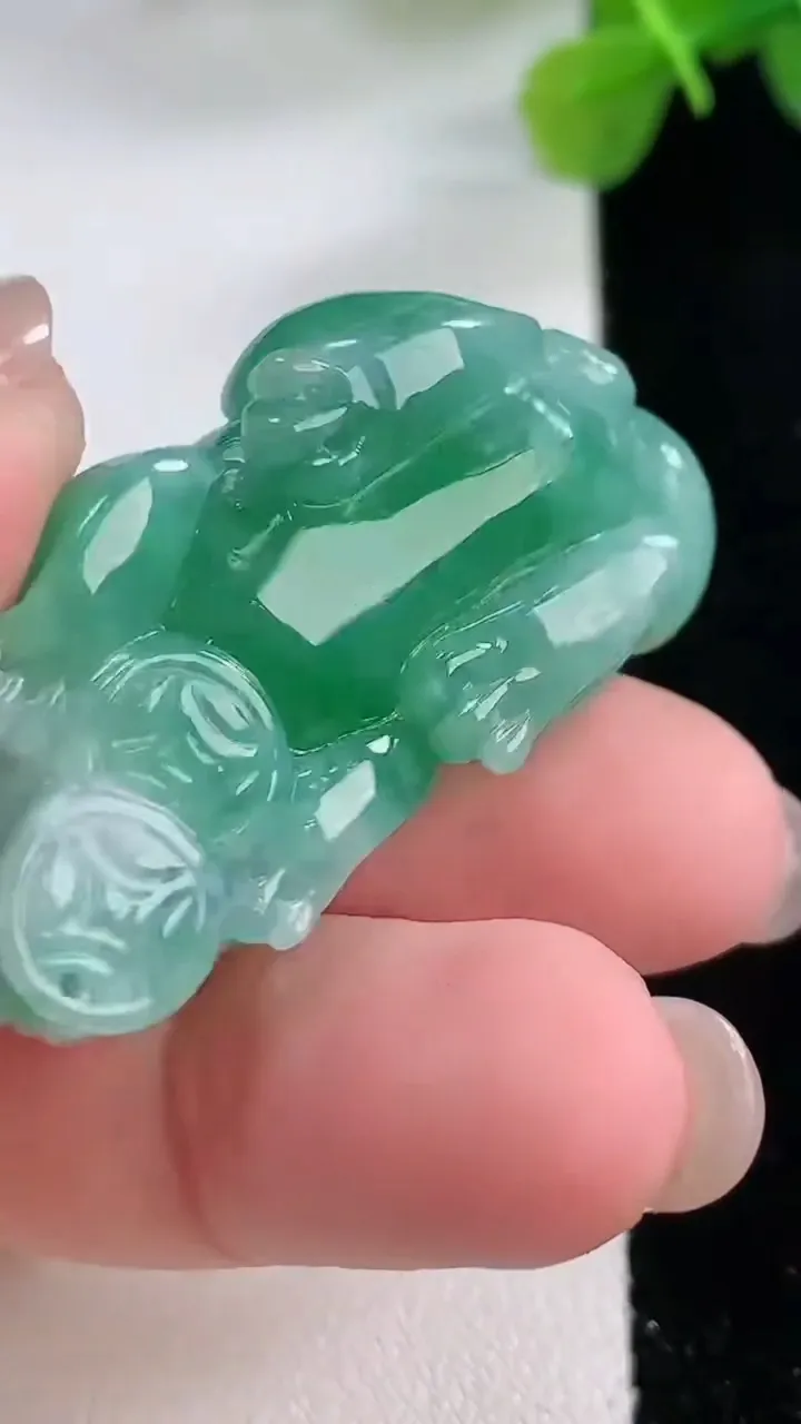 天然A货翡翠貔貅吊坠，尺寸40-21-12，重:20.82g
11月30日