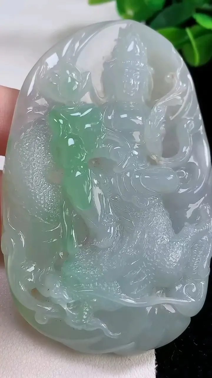 天然A货翡翠大势至观音菩萨吊坠，尺寸79-50-14，重:72.50g
11月30日