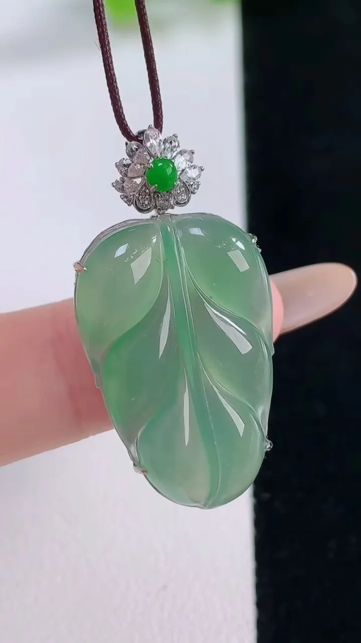 天然A货翡翠金枝玉叶 叶子吊坠，尺寸26-17.7-6.5，重量:4.28g
11月30日