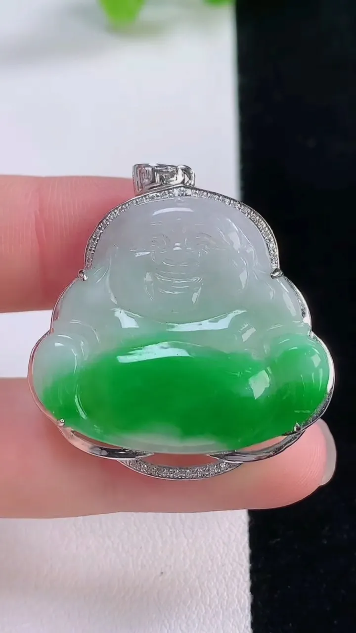 天然A货翡翠佛公吊坠，尺寸34.6-32-6.5，裸石26.4-30.2重量:5.74g
11月30