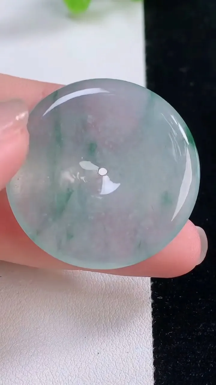 天然A货翡翠冰种飘花平安扣吊坠，尺寸37-5.4，重量:16.73g
11月30日