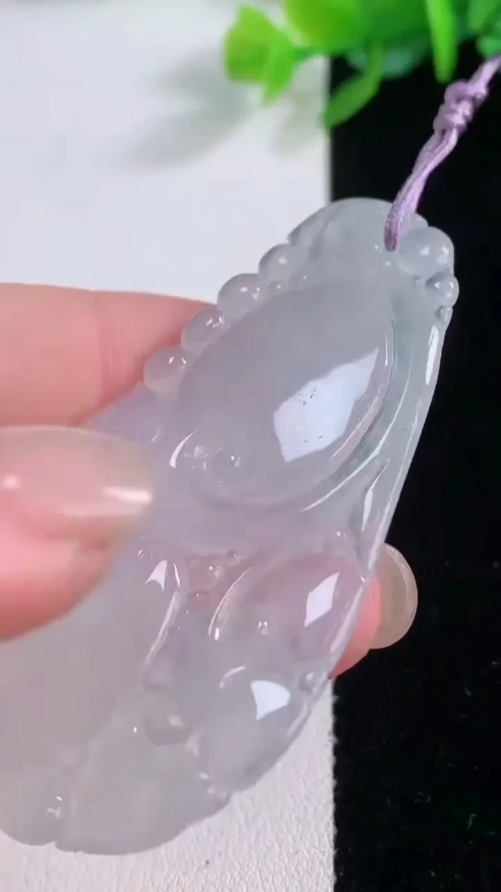 天然A货翡翠如意吊坠，尺寸56.2-31.8-3.3，重量:11.85g
11月30日