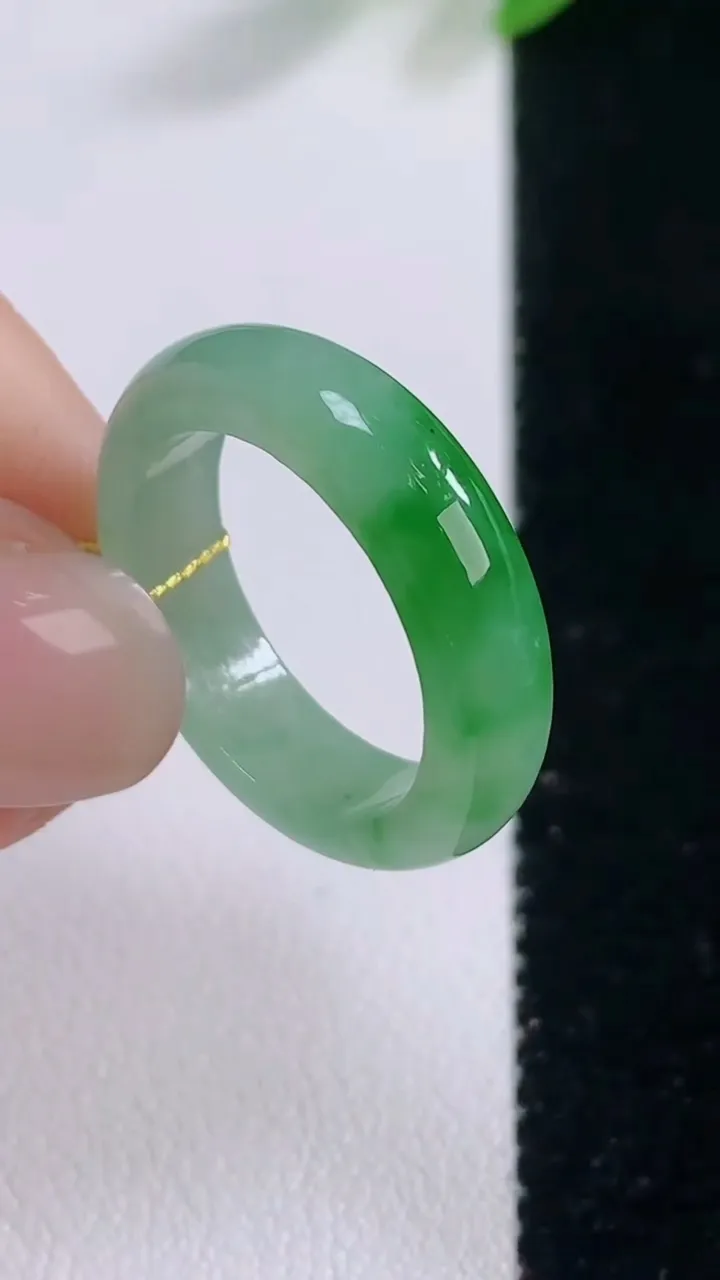 天然A货翡翠指环 戒指，尺寸17.8-5.2-2.7，重量:3.43g2025年11月30日
工厂直销收藏佳品,种好水足，色泽均匀，有种有色，上手高大气！