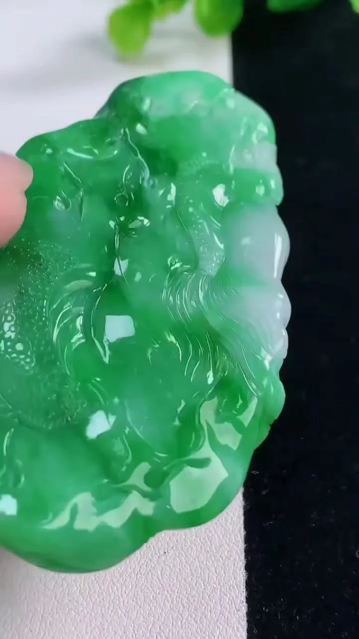 天然A货翡翠龙牌吊坠，尺寸72.7-47-7.2，重量:49.91g
11月30日