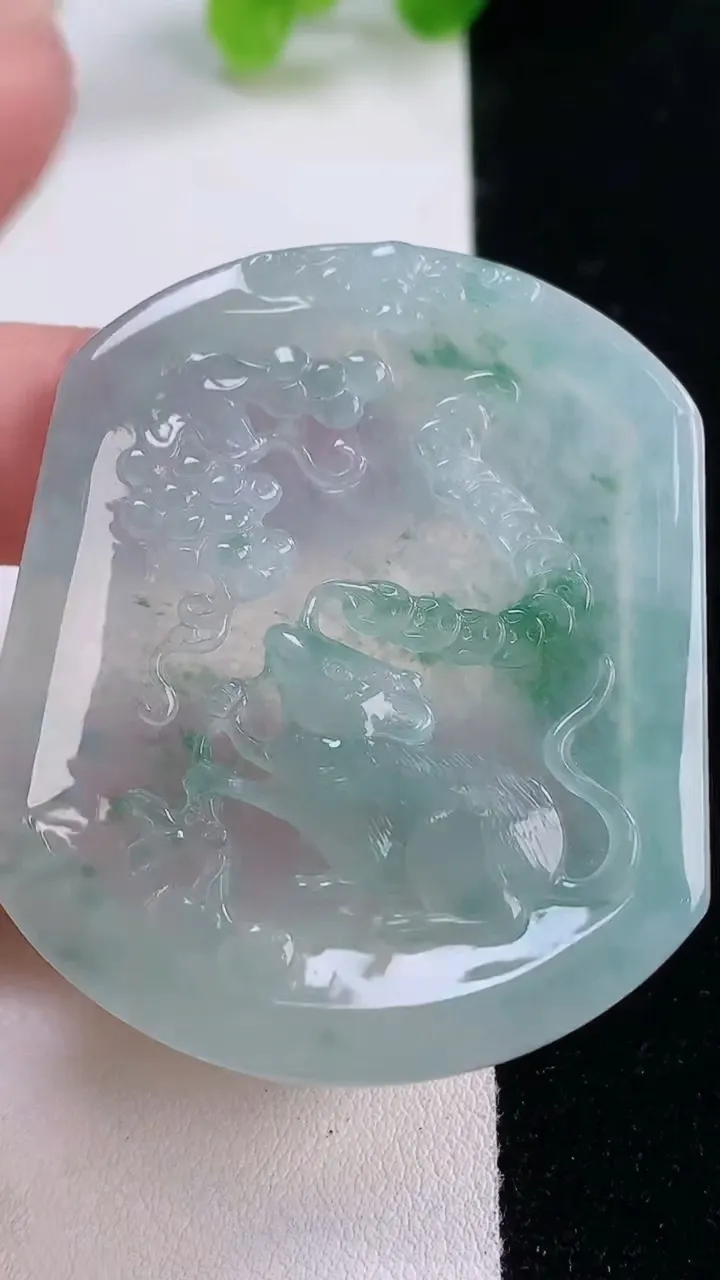 天然A货翡翠冰种飘花生肖鼠吊坠，尺寸51.8-43.6-5.4，重量:24.56g
11月30日