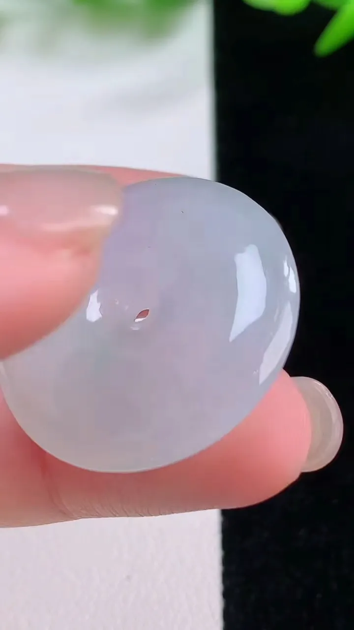 天然A货翡翠平安扣吊坠，尺寸26.8-5，重量:8.10g
11月30日