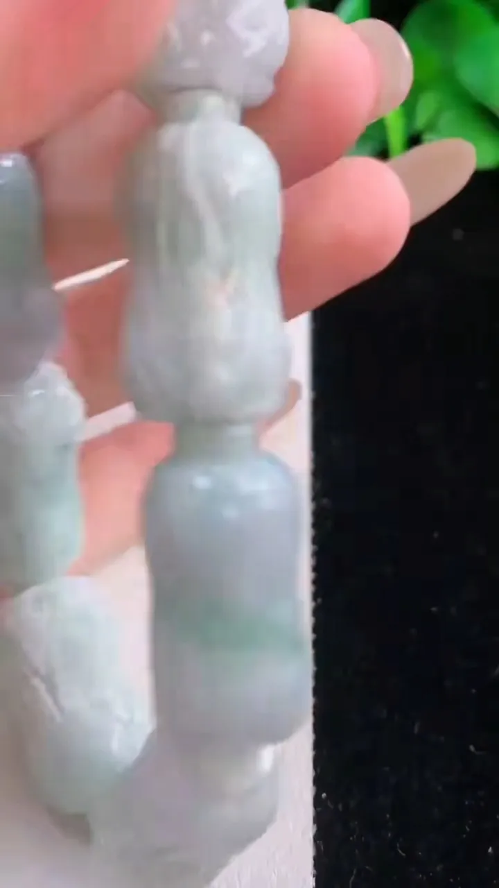 天然A货翡翠白菜手串9颗，尺寸25-12-13.3，重量:78.38g11月30日
工厂直销收藏佳品,种好水足，色泽均匀，有种有色，上手高大气！