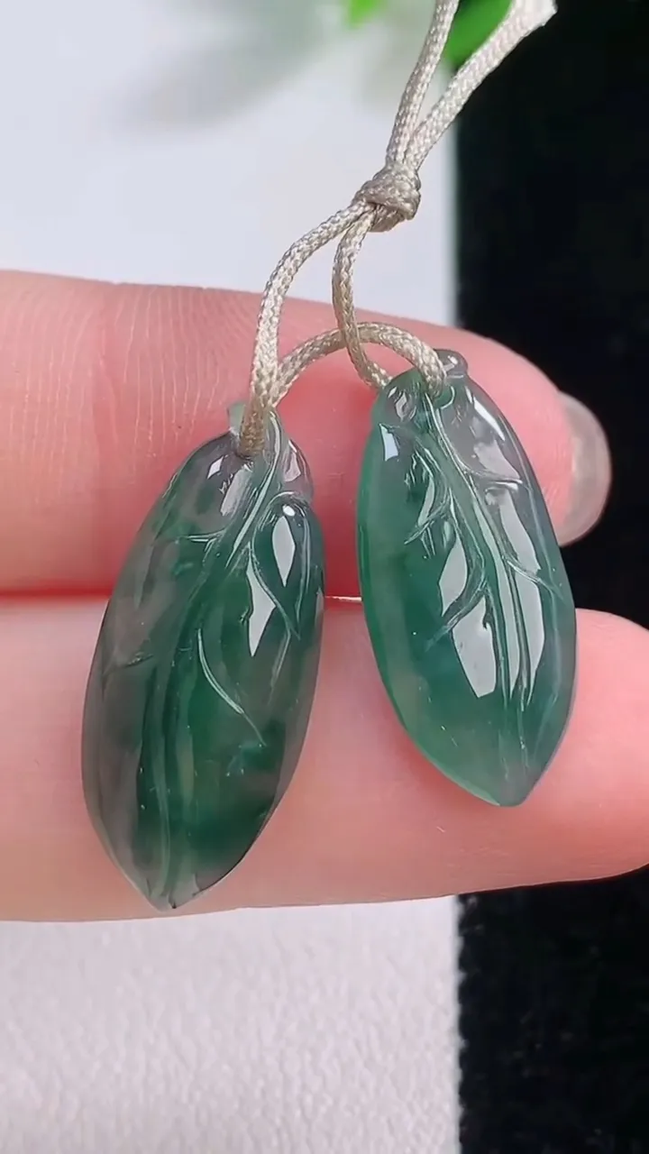 天然A货翡翠冰种飘花金枝玉叶 叶子吊坠一对耳坠，尺寸23.4-10-3.9，重量:2.95g
11月30日