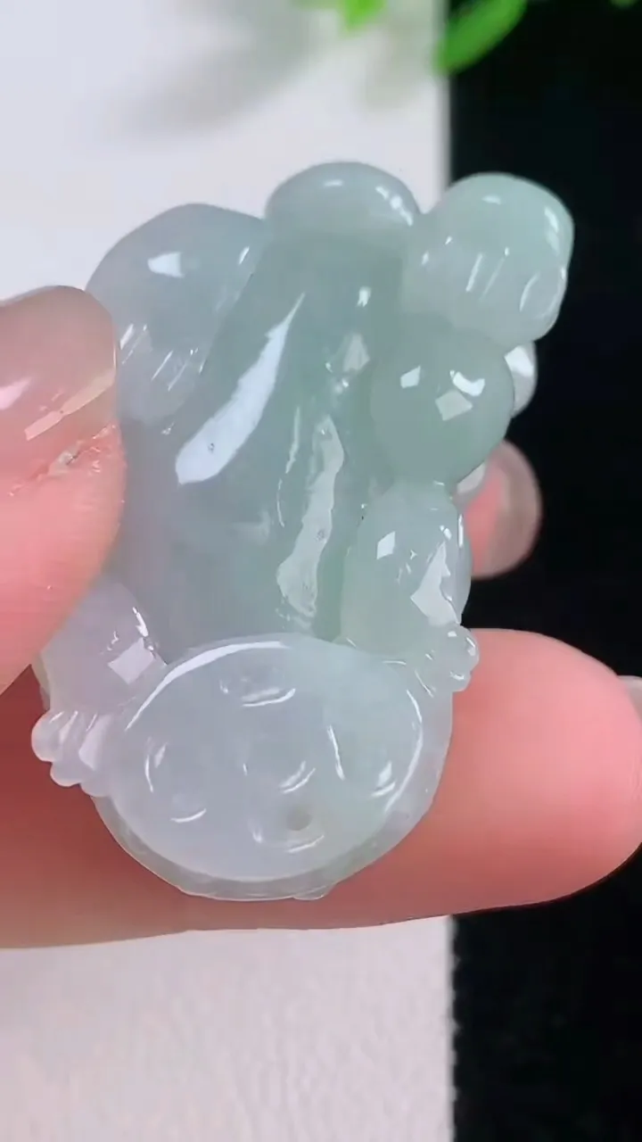 天然A货翡翠貔貅吊坠，尺寸26.2-20.4-10.4，重量:16.87g
11月30日