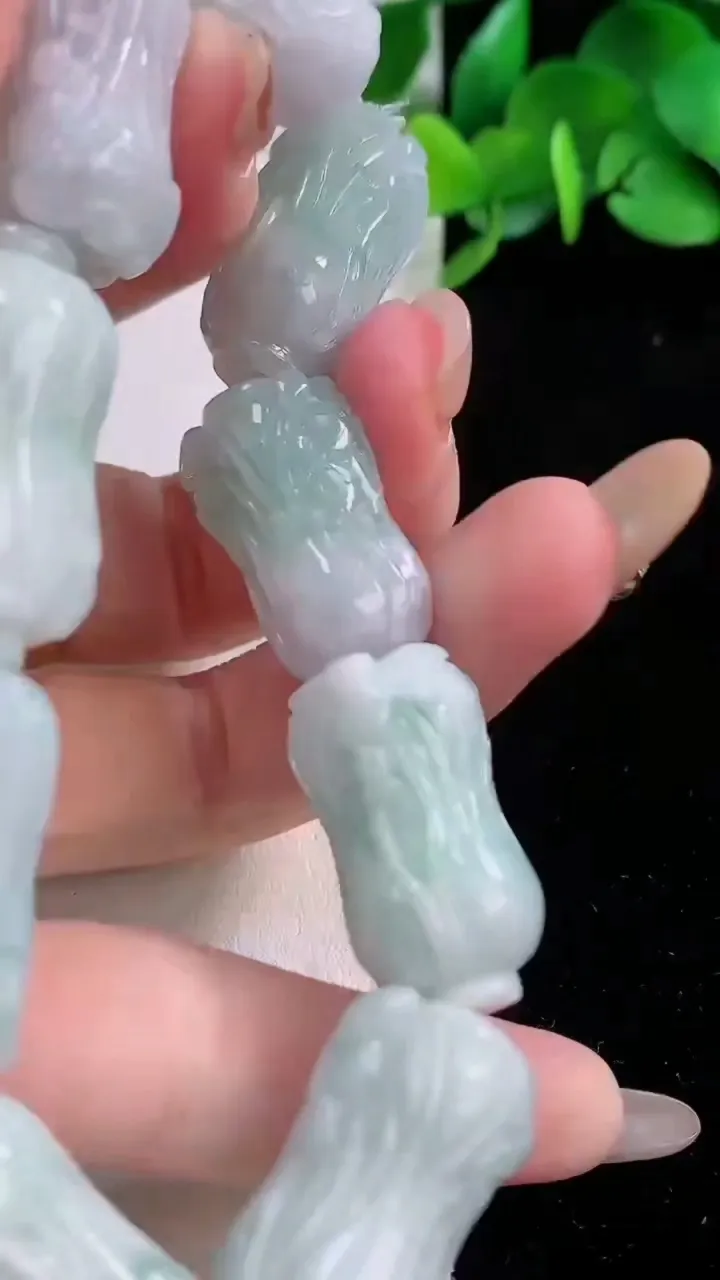 天然A货翡翠白菜手串9颗，尺寸25-12-13.3，重量:78.38g11月30日
工厂直销收藏佳品,种好水足，色泽均匀，有种有色，上手高大气！