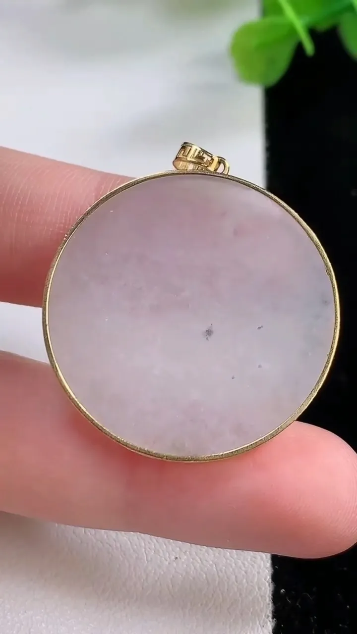 天然A货翡翠种白冰无事牌吊坠，尺寸31.9-29.8-3.2，重:7.43g
11月30日