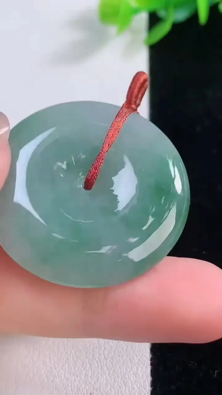 天然A货翡翠平安扣吊坠，尺寸34.2-5.7，重量:14.00g
11月30日