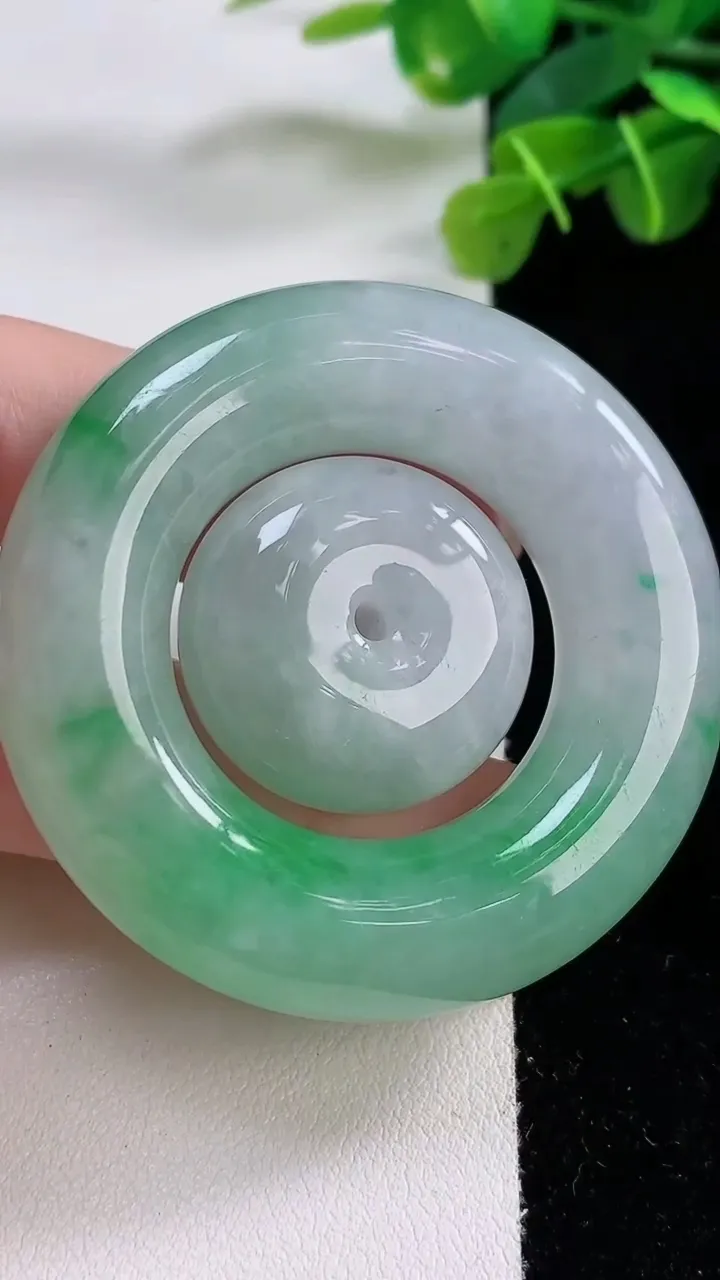 天然A货翡翠母子平安扣吊坠，尺寸51-11-12，重:64.32g
11月30日