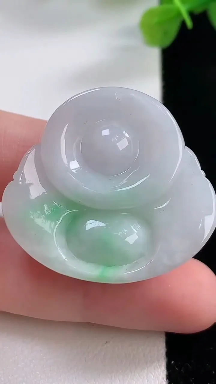 天然A货翡翠佛公吊坠，尺寸32-35-13.5，重:21.32g
11月30日