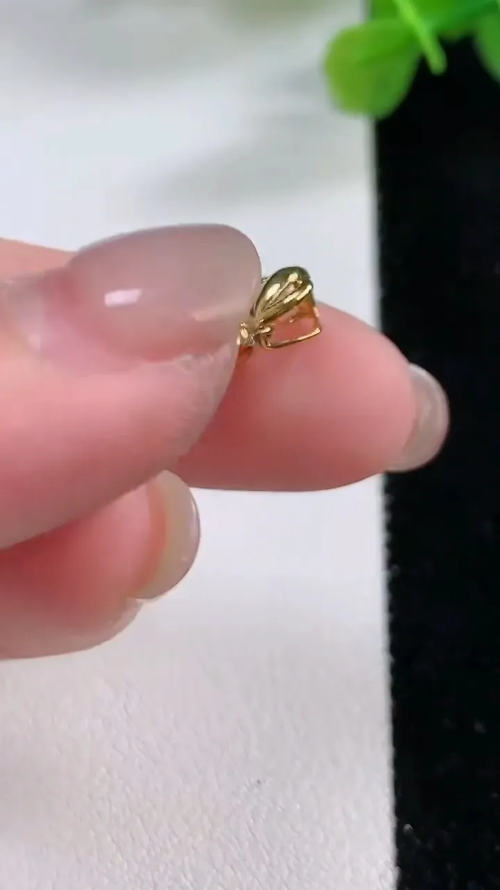 天然A货翡翠四叶草吊坠，尺寸21-15-2，重:1.54g
11月30日