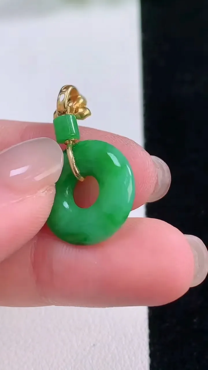 天然A货翡翠平安环吊坠，尺寸16.3-3.2，重量:2.40g
11月30日