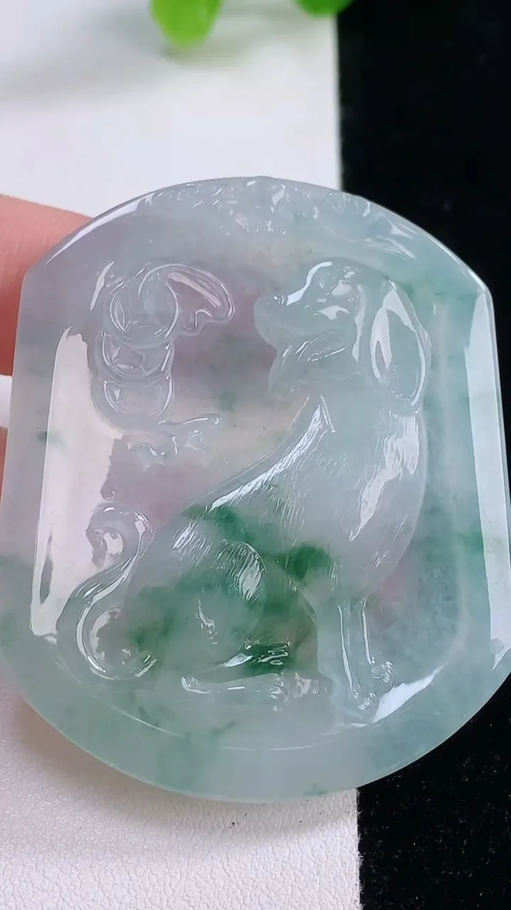 天然A货翡翠冰种飘花生肖狗吊坠，尺寸54.4-45.5-5.7，重量:30.64g
11月30日