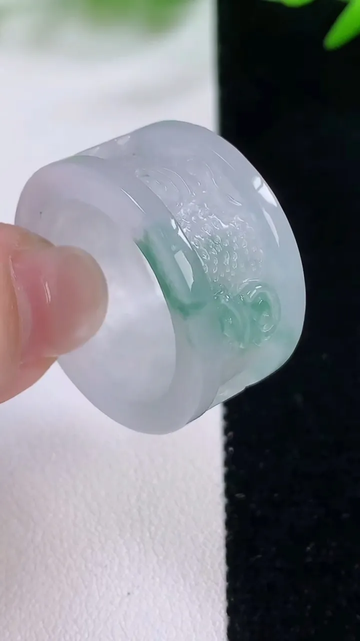 天然A货翡翠冰种飘花指环扳指，尺寸21.7-14-3.2，重量:10.65g2025年11月30日
工厂直销收藏佳品,种好水足，色泽均匀，有种有色，上手高大气！