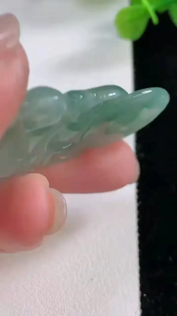 天然A货翡翠观音菩萨吊坠，尺寸46-29.5-4.7，重:10.18g
11月30日