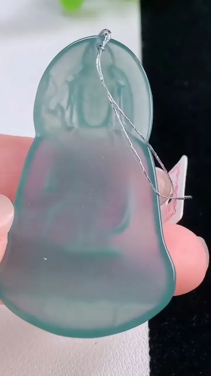 天然A货翡翠冰种蓝水大势至菩萨吊坠，尺寸51.6-31.7-4.9，重量:13.38g
11月30日