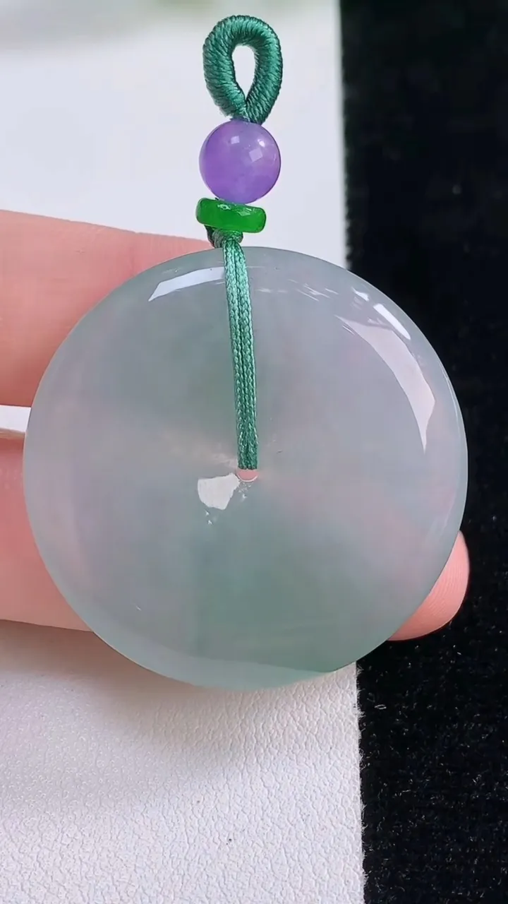 天然A货翡翠冰种飘花平安扣吊坠，尺寸35.3-5.7，重量:16.70g
11月30日