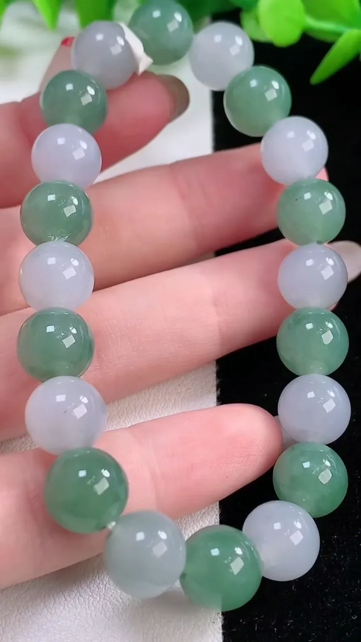 天然A货翡翠圆珠手串，尺寸9.6-20颗，重量:30.56g11月30日
工厂直销收藏佳品,种好水足，色泽均匀，有种有色，上手高大气！