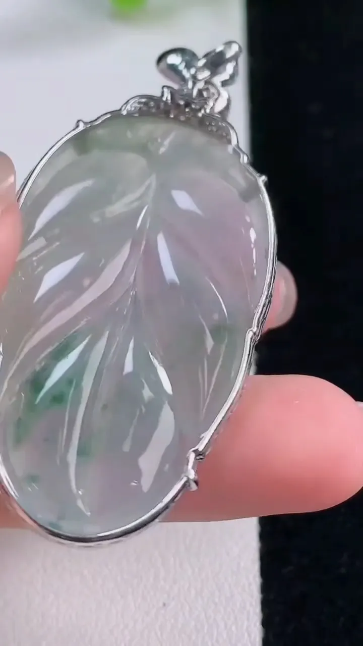 天然A货翡翠种飘花金枝玉叶 叶子吊坠，尺寸55-44-27.7-6.8，重量:12.53g
11月30日