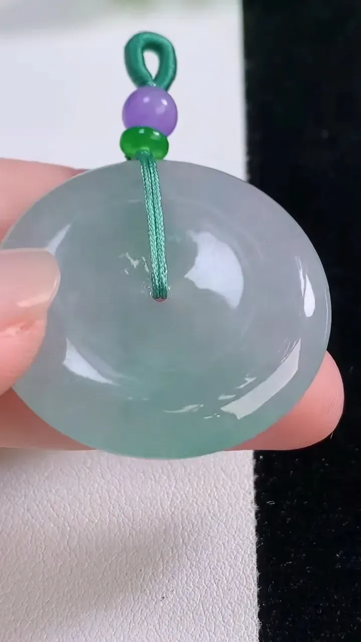 天然A货翡翠冰种飘花平安扣吊坠，尺寸35.3-5.7，重量:16.70g
11月30日