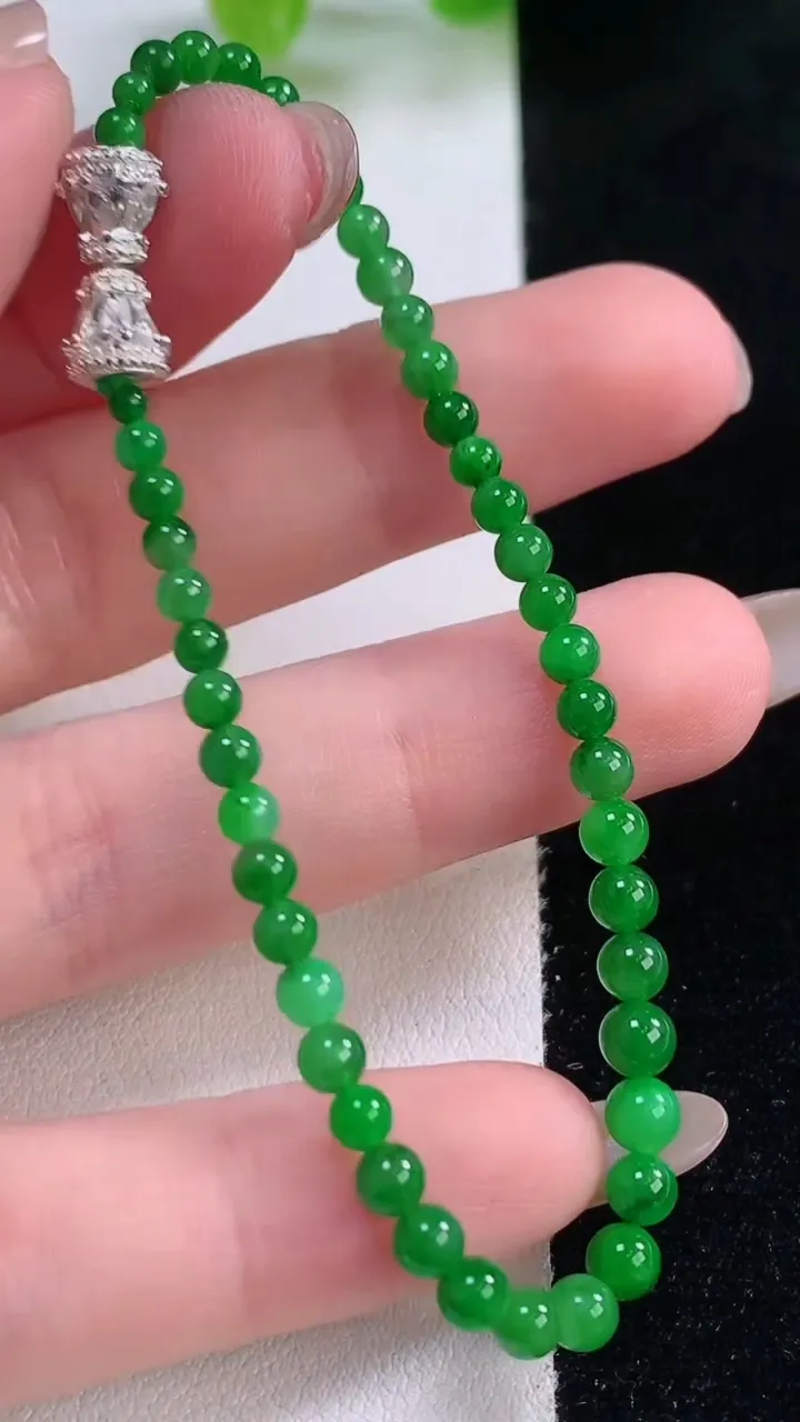 天然A货翡翠小米珠手串，尺寸3.3-46颗，重量:4.58g11月30日
工厂直销收藏佳品,种好水足，色泽均匀，有种有色，上手高大气！