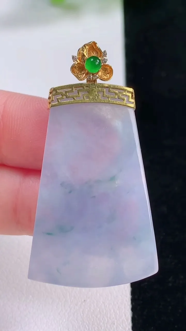 天然A货翡翠18K金紫罗兰飘花无事牌吊坠，尺寸39-34.5-3，重量:9.02g
11月30日