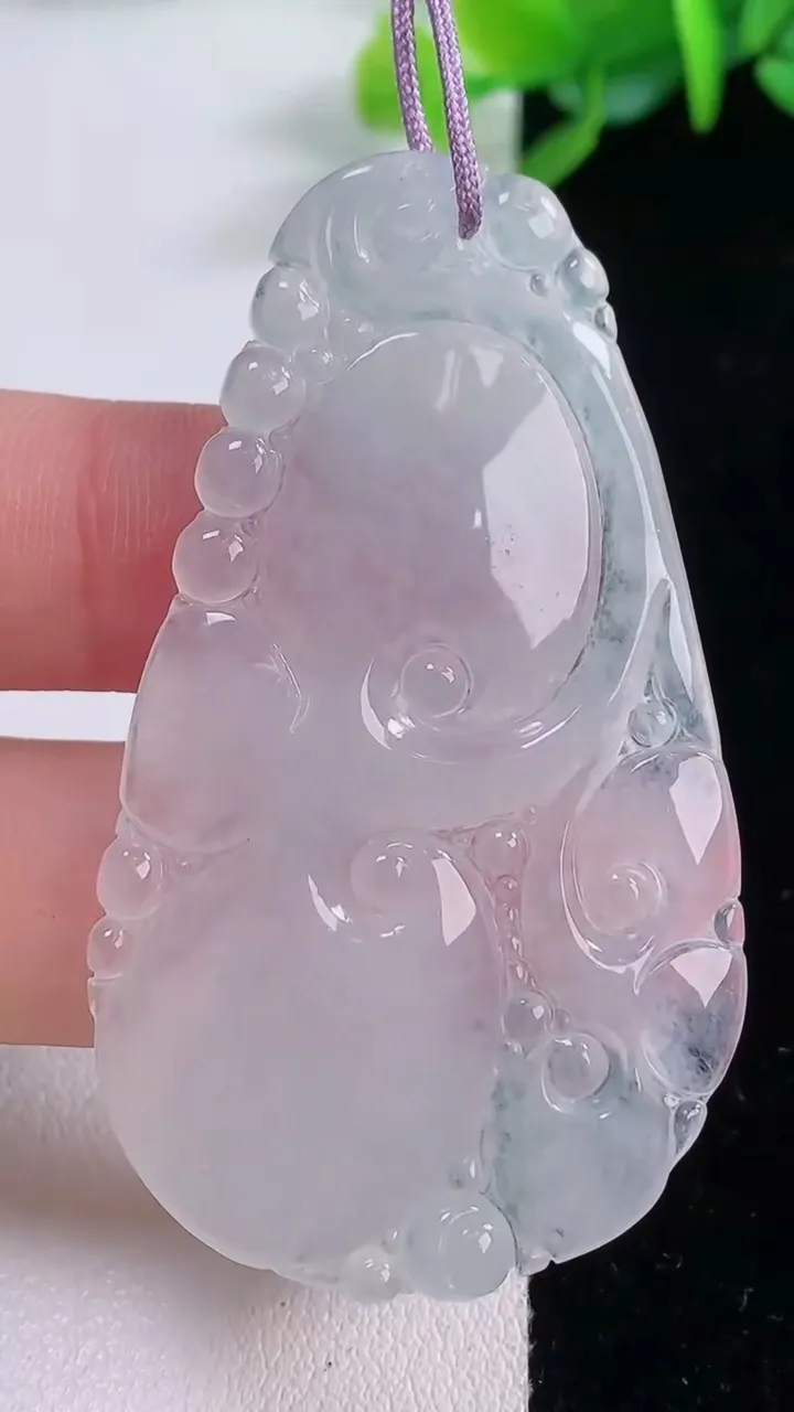 天然A货翡翠如意吊坠，尺寸56.2-31.8-3.3，重量:11.85g
11月30日