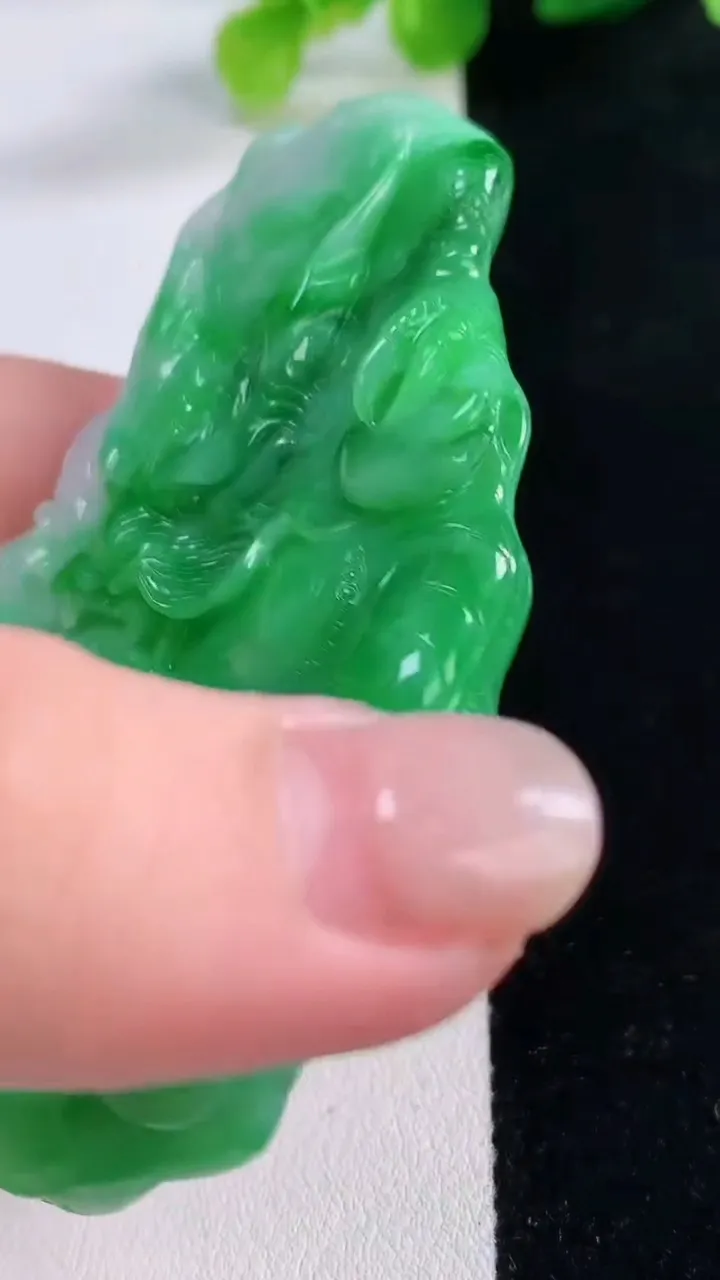 天然A货翡翠龙牌吊坠，尺寸72.7-47-7.2，重量:49.91g
11月30日