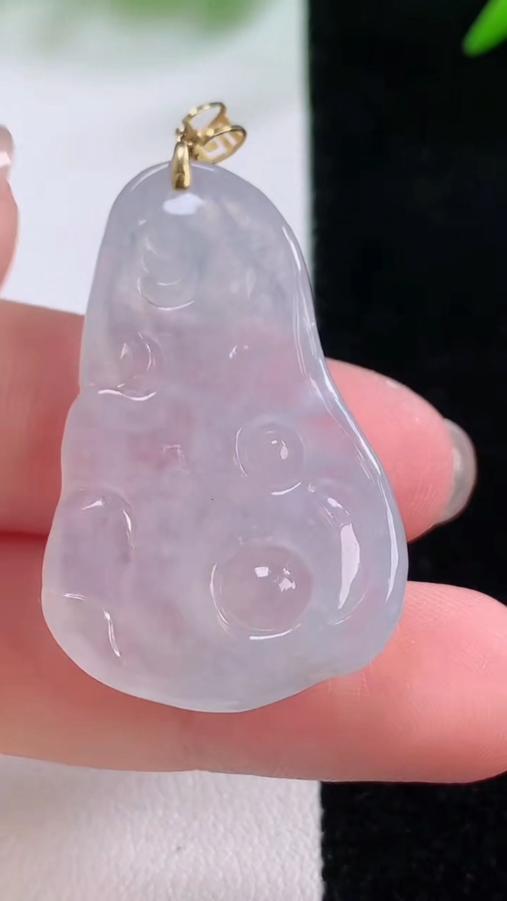 天然A货翡翠种白冰逍遥佛吊坠，尺寸36-23.3-6.4，重量:9.46g
11月30日