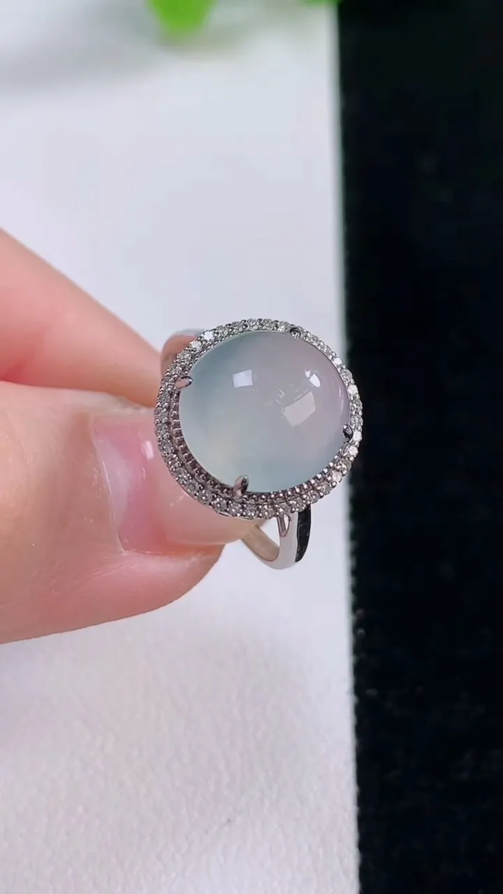 天然A货翡翠种白冰蛋面戒指，尺寸17.4-11-10.3-8.3，重量:2.54g2025年11月30日
工厂直销收藏佳品,种好水足，色泽均匀，有种有色，上手高大气！