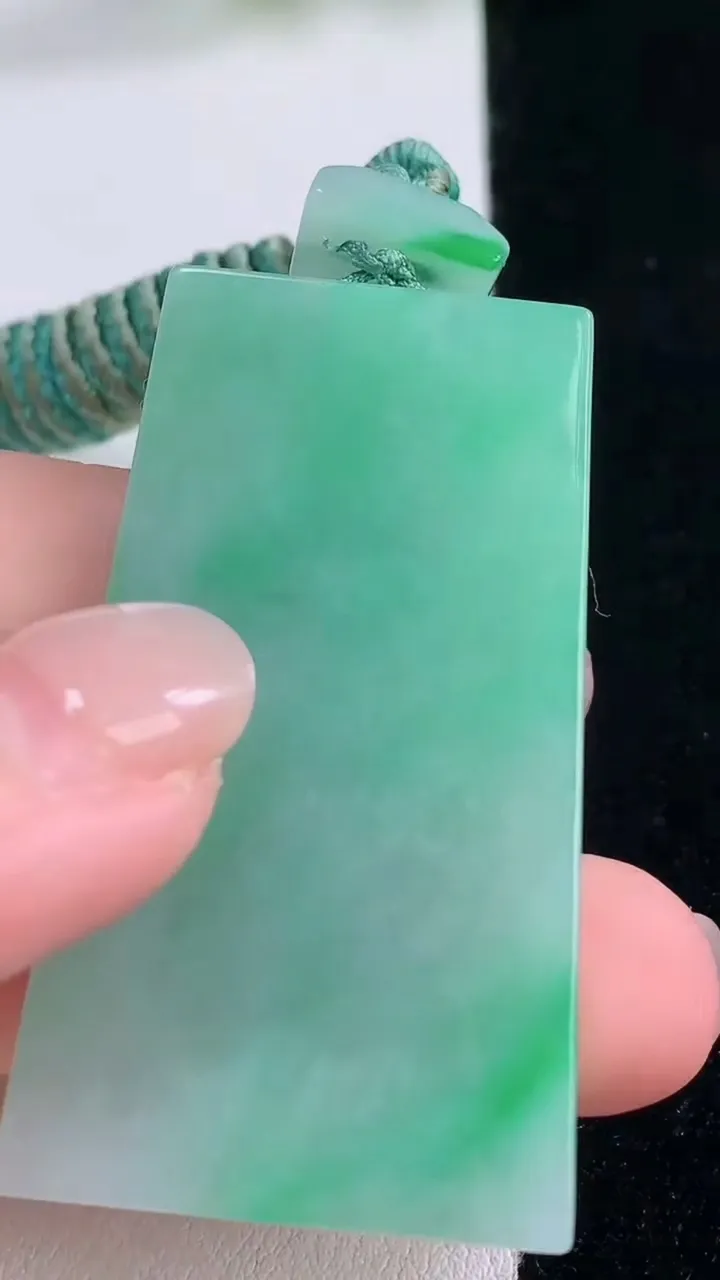 天然A货翡翠无事牌吊坠，尺寸47-27.6-5，重量:22.07g
11月30日