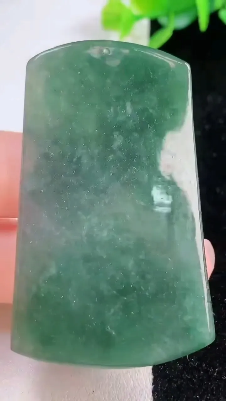 天然A货翡翠龙牌吊坠，尺寸57.5-34.8-7.6，重量:31.32g
11月30日