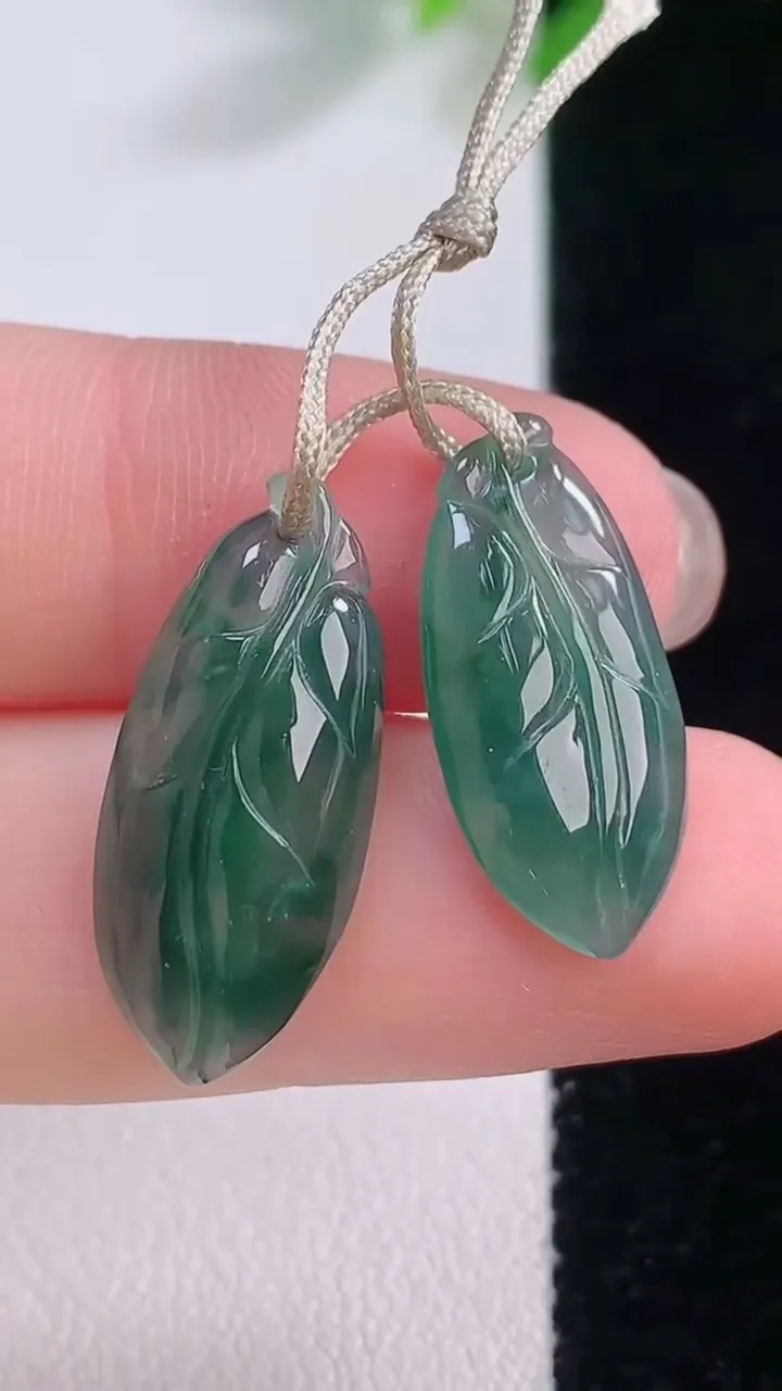 天然A货翡翠冰种飘花金枝玉叶 叶子吊坠一对耳坠，尺寸23.4-10-3.9，重量:2.95g
11月